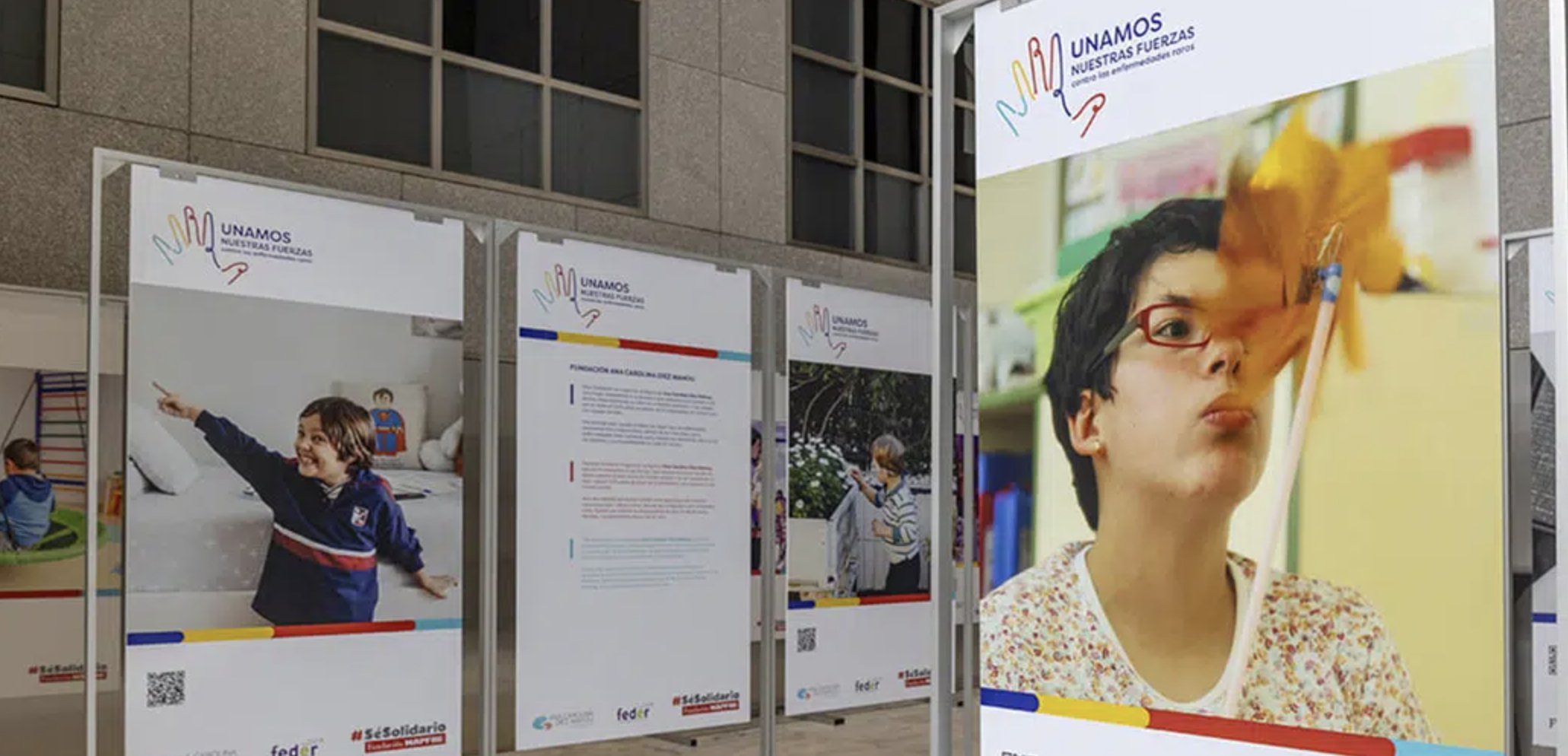 Exposición de las entidades que trabajan para los afectados de las enfermedades raras, en el Hall de Torre Mapfre, en Barcelona