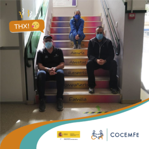 En la foto se muestra al técnico de educación y el técnico de transporte en las escaleras del centro con un docente del CEIP El Palmeral